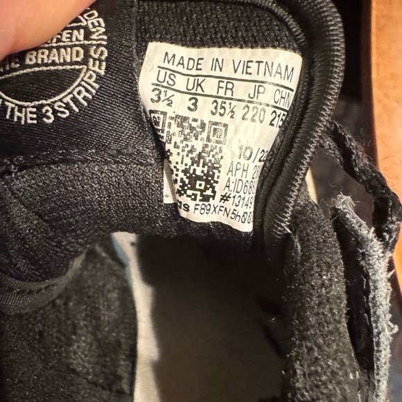 Kids Adidas - Picture 2 of 5